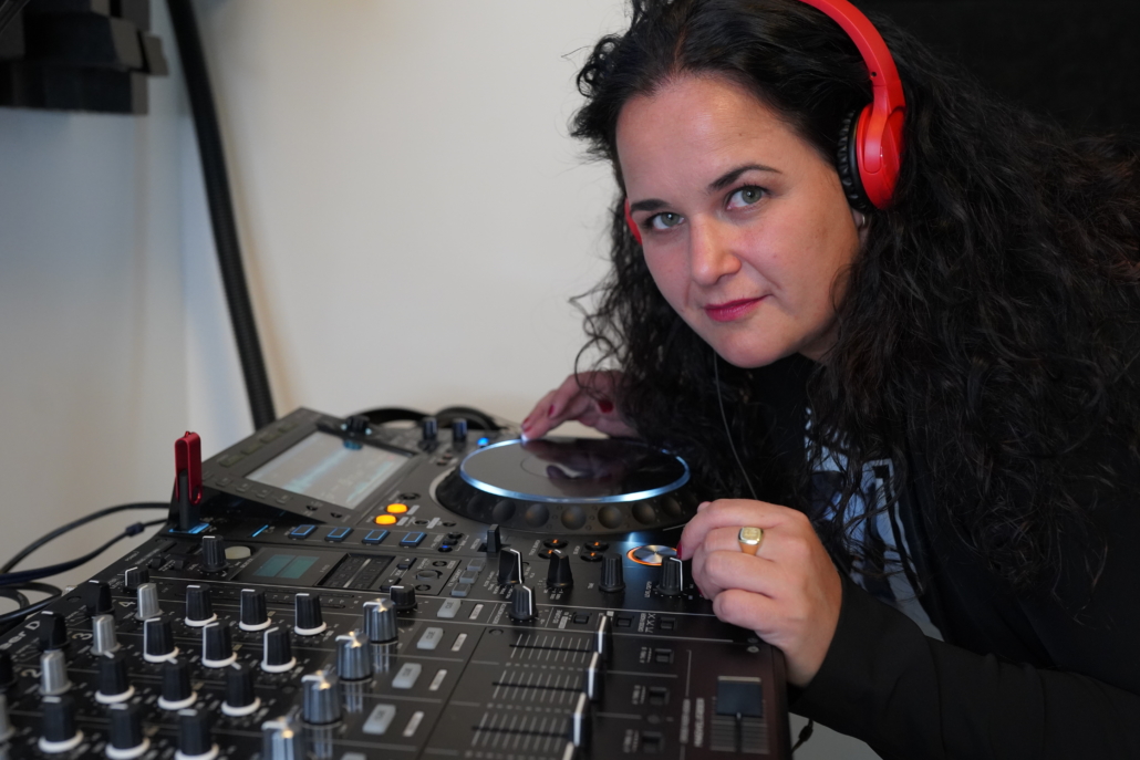 female dj